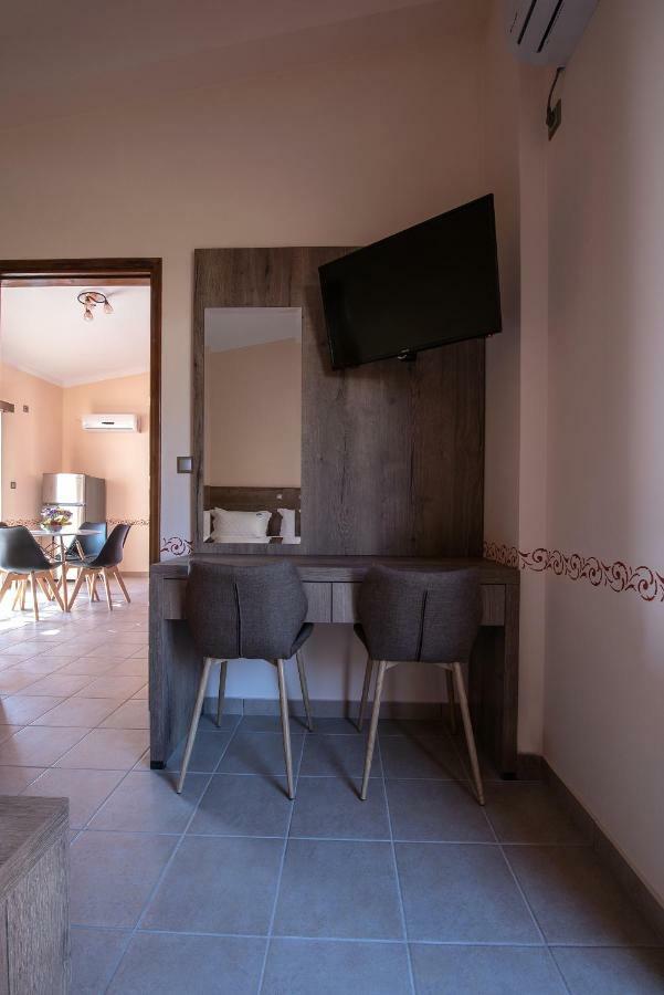 Cyrenia Guesthouse โมเน็มวาซี ภายนอก รูปภาพ