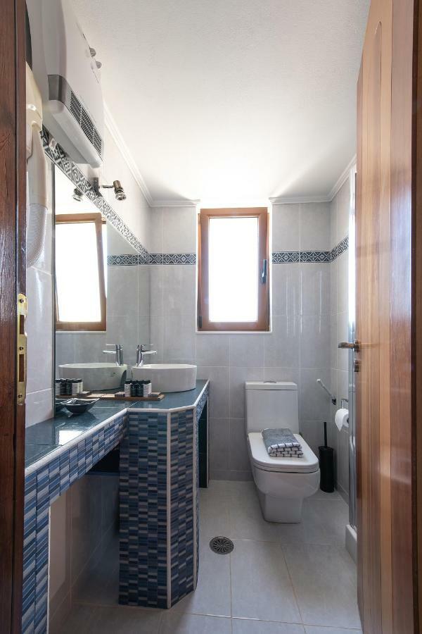 Cyrenia Guesthouse โมเน็มวาซี ภายนอก รูปภาพ