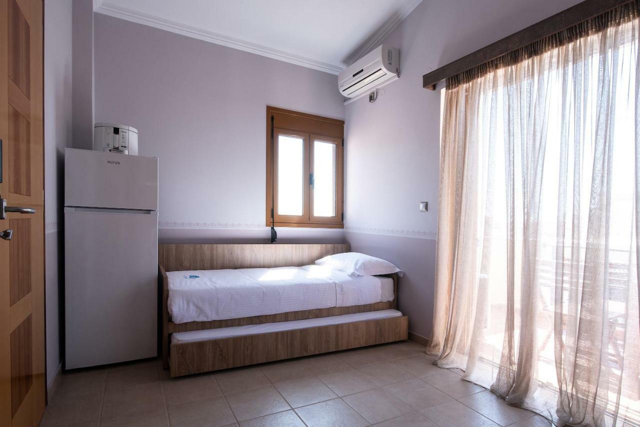 Cyrenia Guesthouse โมเน็มวาซี ภายนอก รูปภาพ