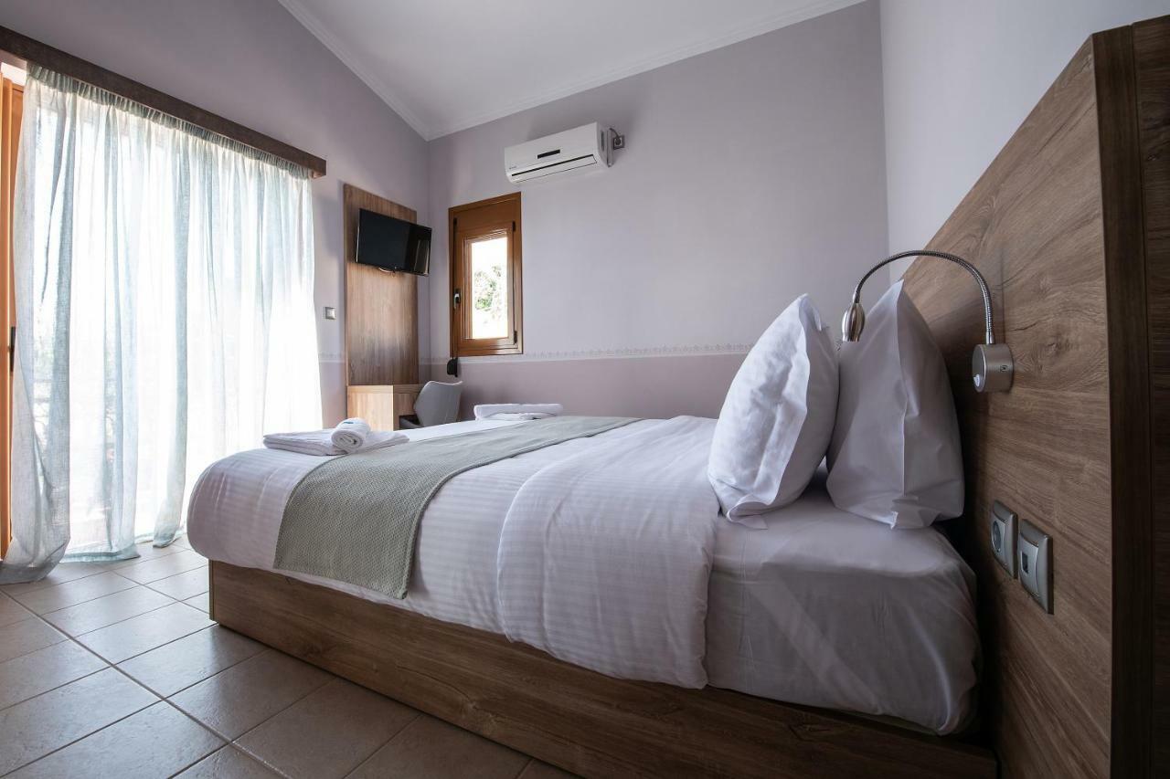 Cyrenia Guesthouse โมเน็มวาซี ภายนอก รูปภาพ