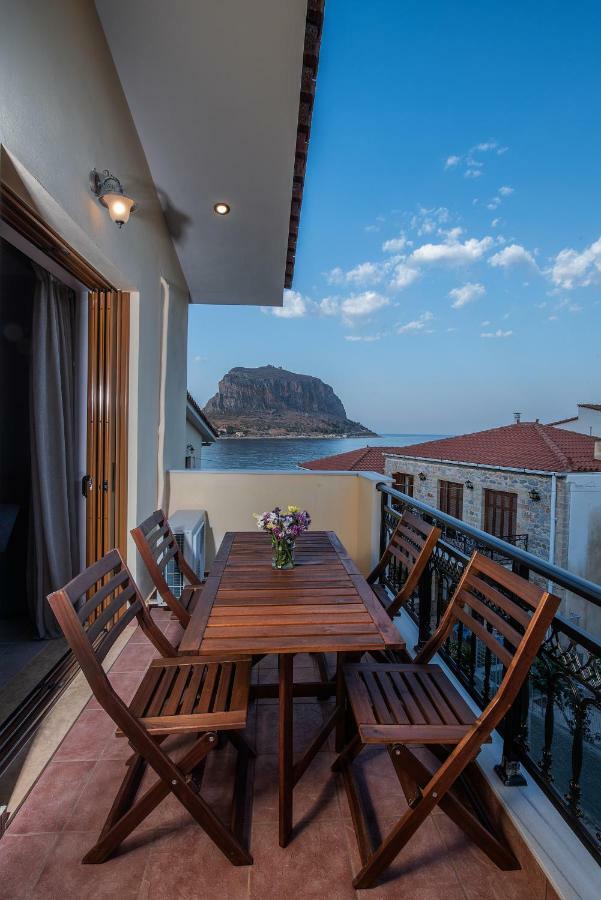 Cyrenia Guesthouse โมเน็มวาซี ภายนอก รูปภาพ