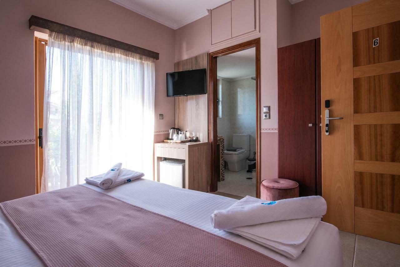 Cyrenia Guesthouse โมเน็มวาซี ภายนอก รูปภาพ