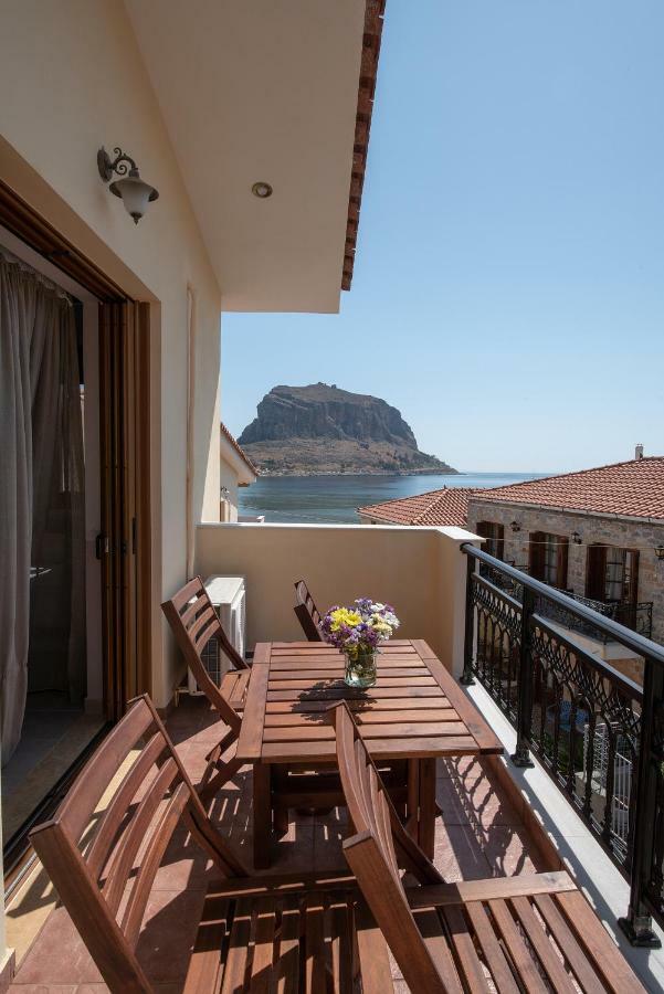 Cyrenia Guesthouse โมเน็มวาซี ภายนอก รูปภาพ