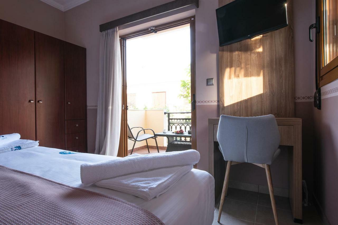 Cyrenia Guesthouse โมเน็มวาซี ภายนอก รูปภาพ